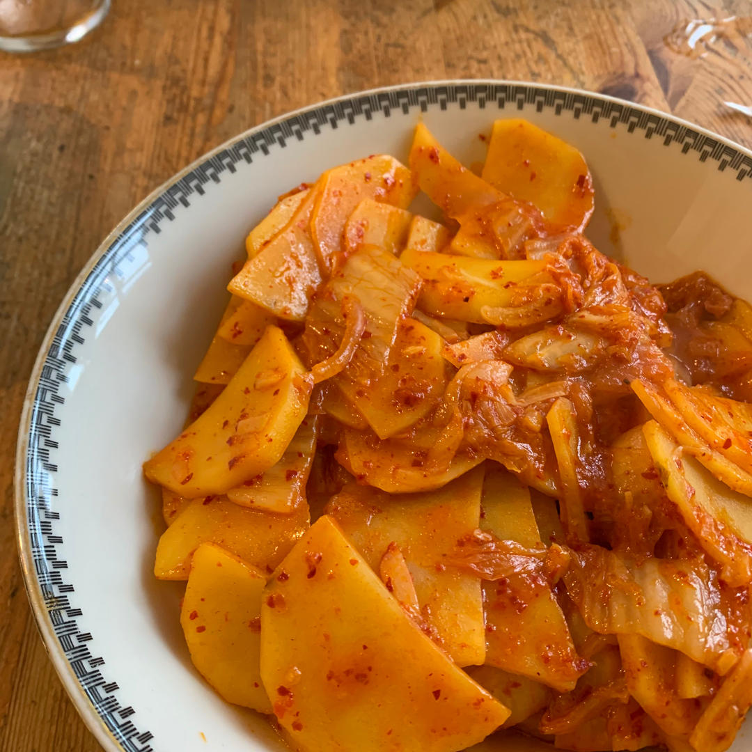 土豆片炒泡菜（辣白菜）