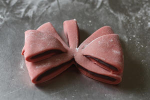 一次发酵网红粉色蝴蝶结豆沙面包（老夫的少女心啊）B74的做法 步骤10