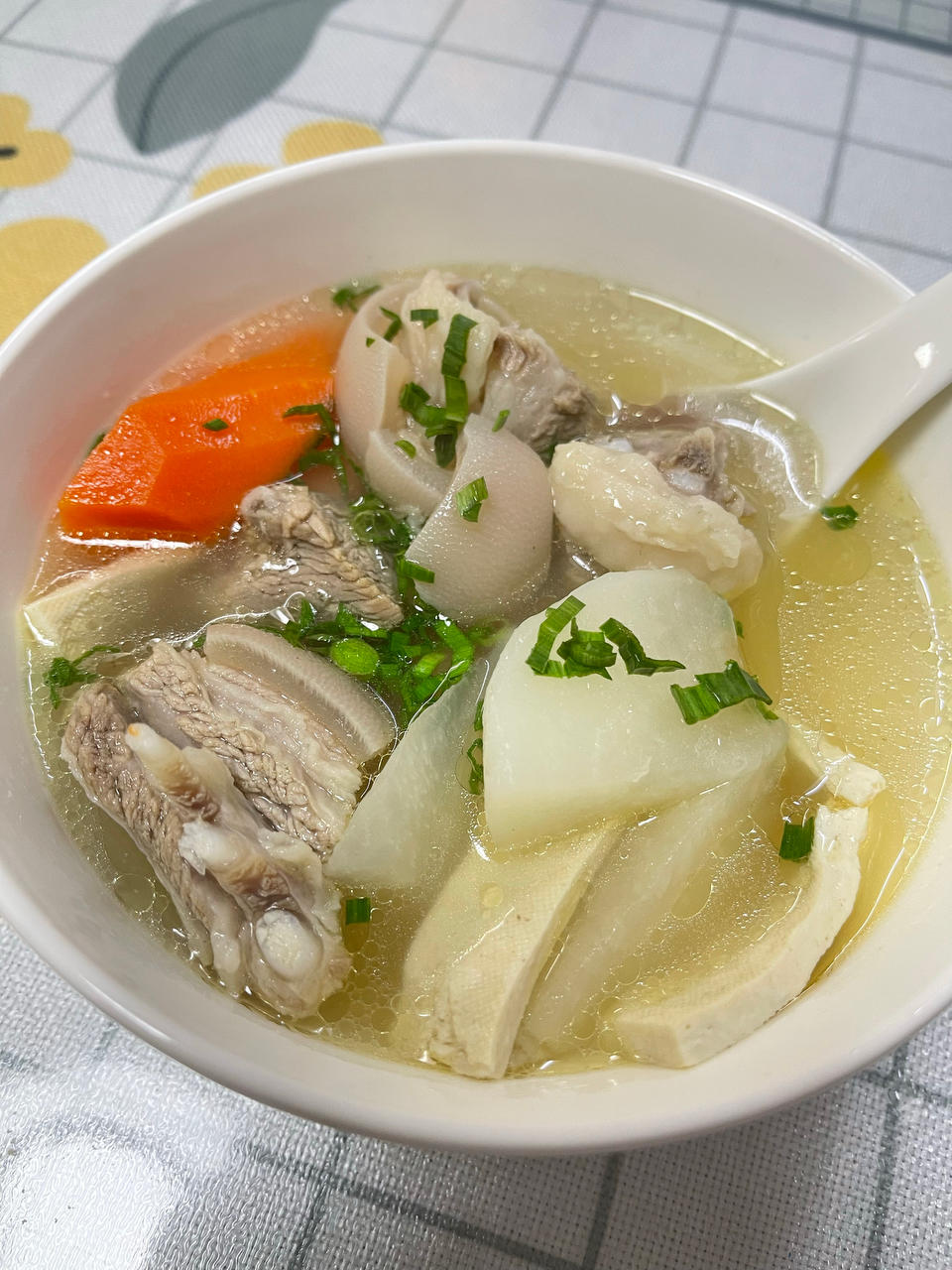 清炖羊排，老爸的拿手菜，汤鲜味浓，羊肉软烂，连萝卜都非常好吃