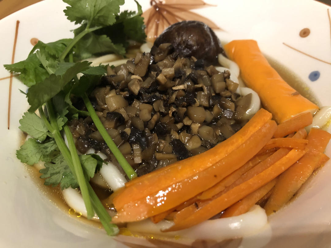 菌汤面条 看得见的香菇 尝得到的鲜美 这才是真正的菌汤