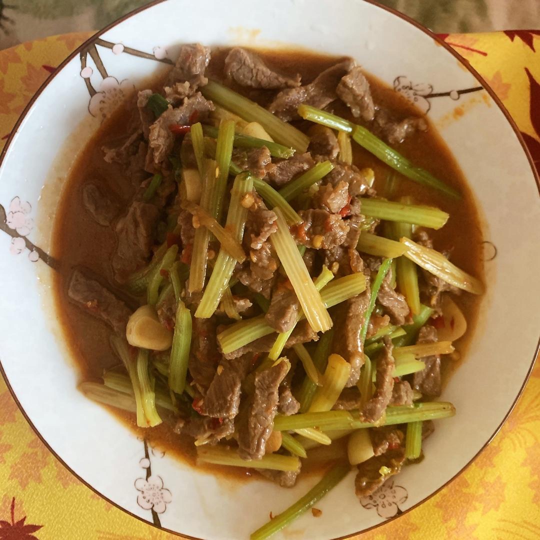芹菜炒牛肉 快和我一起做！超级嫩！家常快手简单！