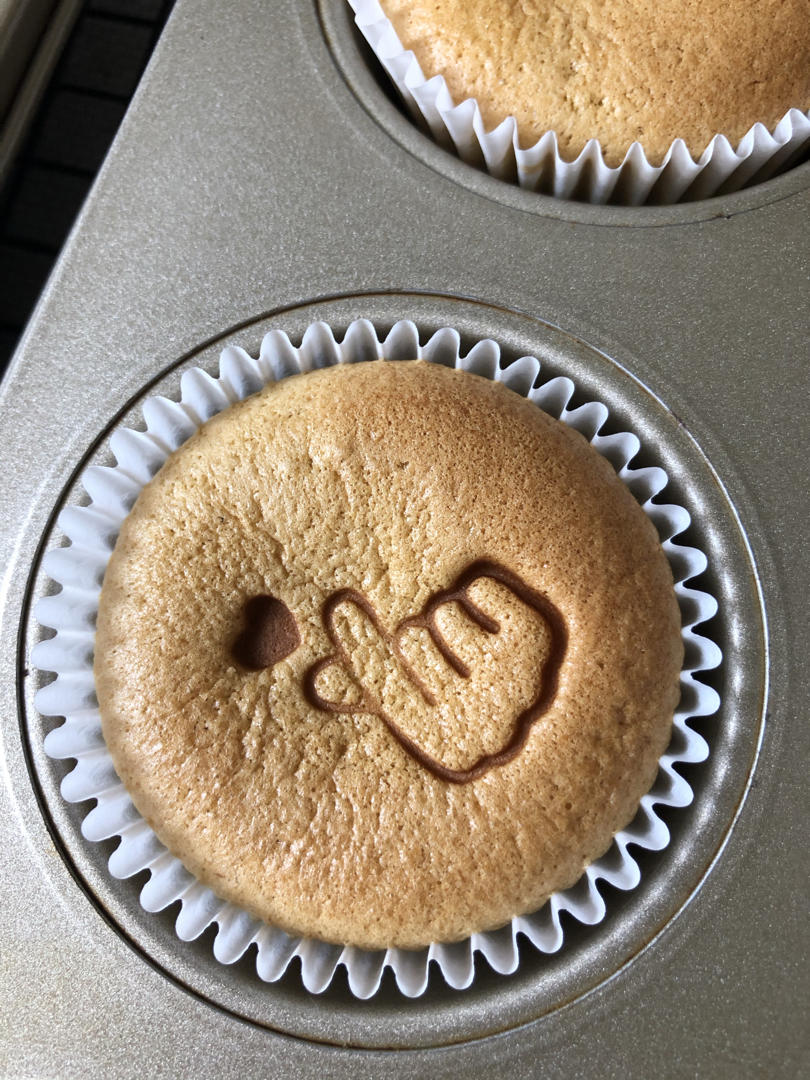 不皱不裂圆润饱满原味戚风纸杯蛋糕