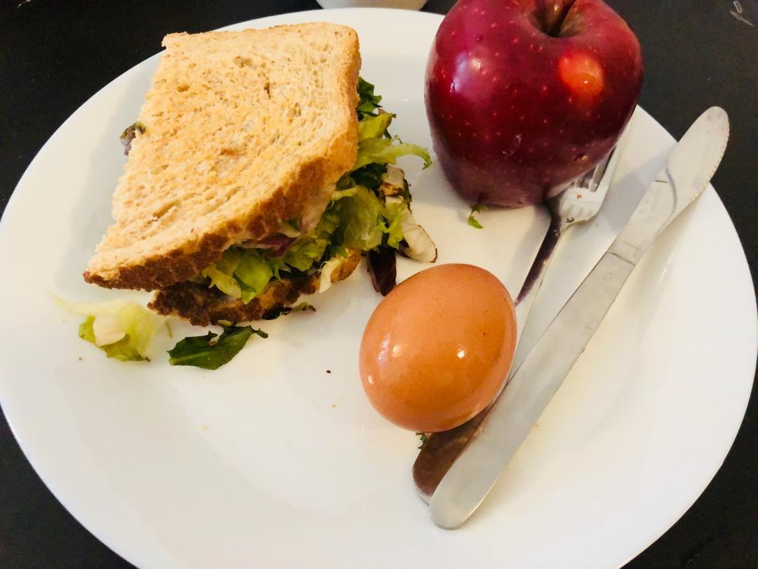 金枪鱼鸡蛋沙拉三明治