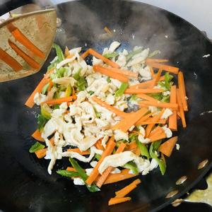 健康版青椒胡萝卜炒鸡胸的做法 步骤4