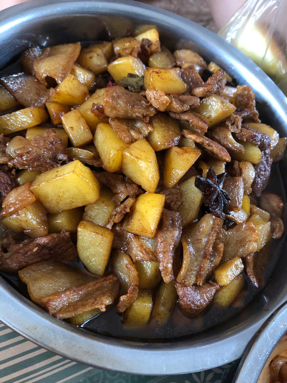五花肉炖土豆