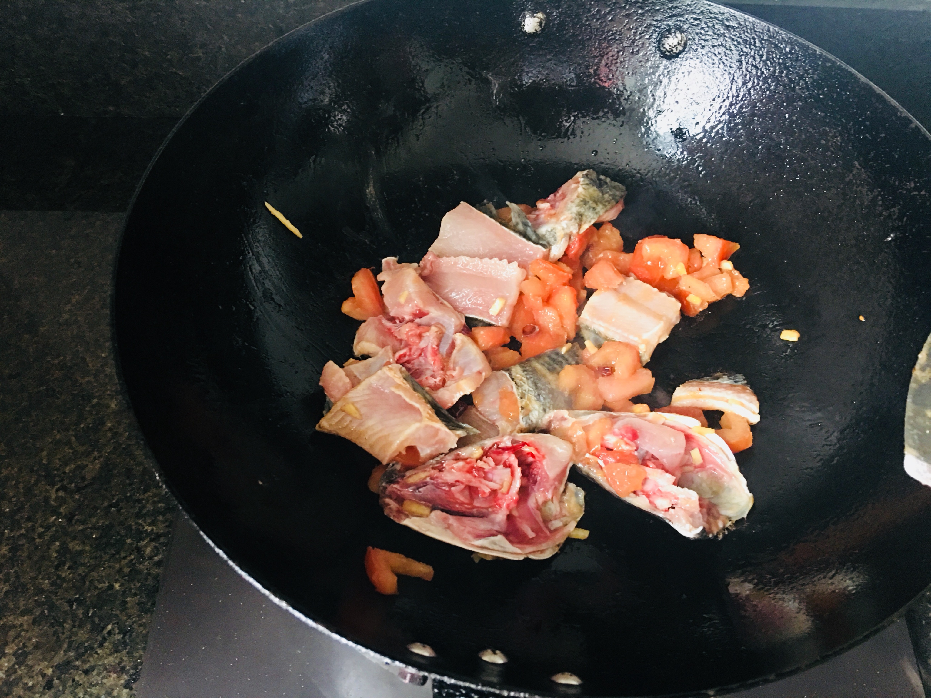 减脂餐 西红柿金针菇黑鱼汤的做法 步骤4