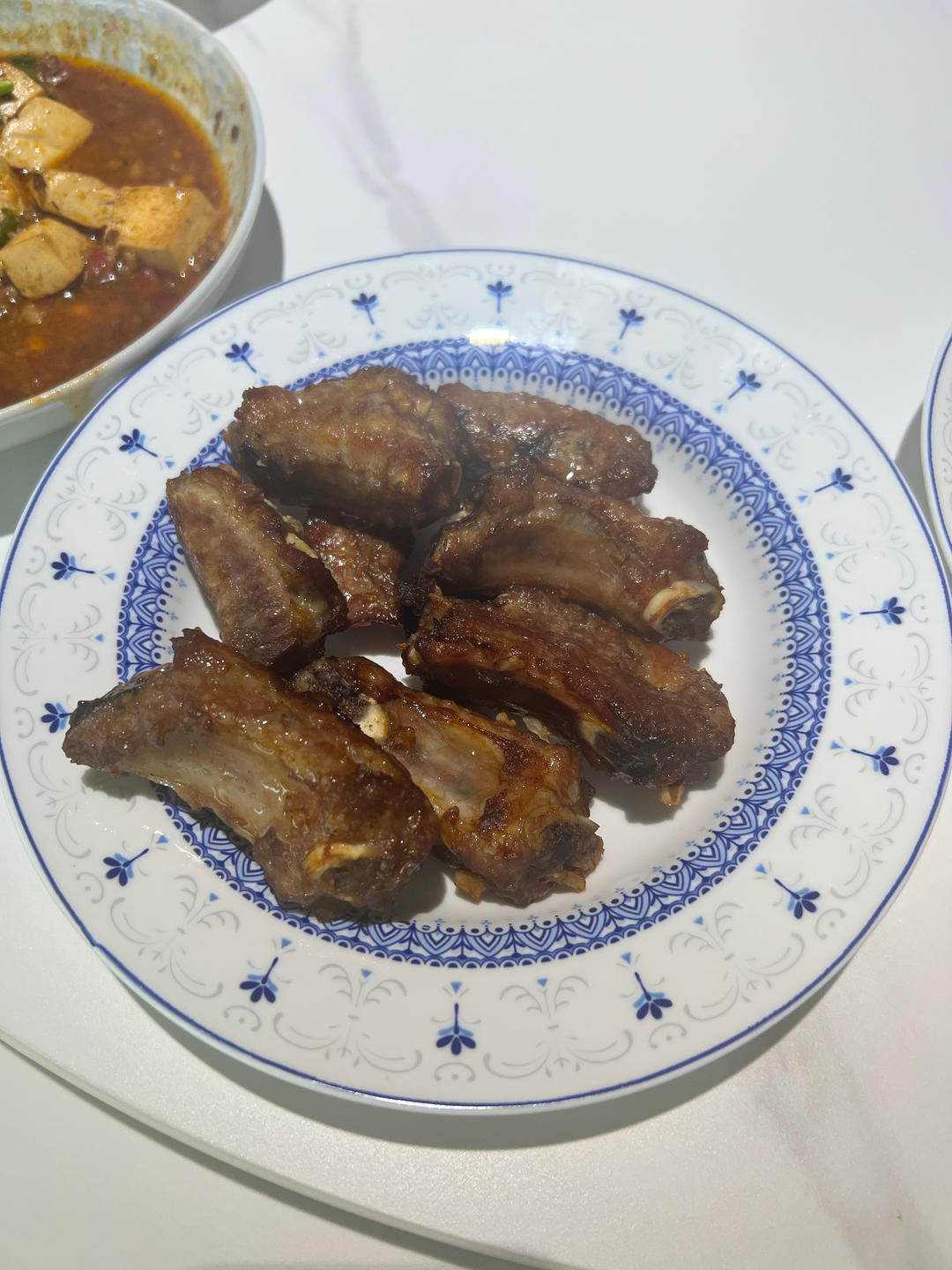 外焦里嫩！好吃到舔手指的蒜香烤排骨