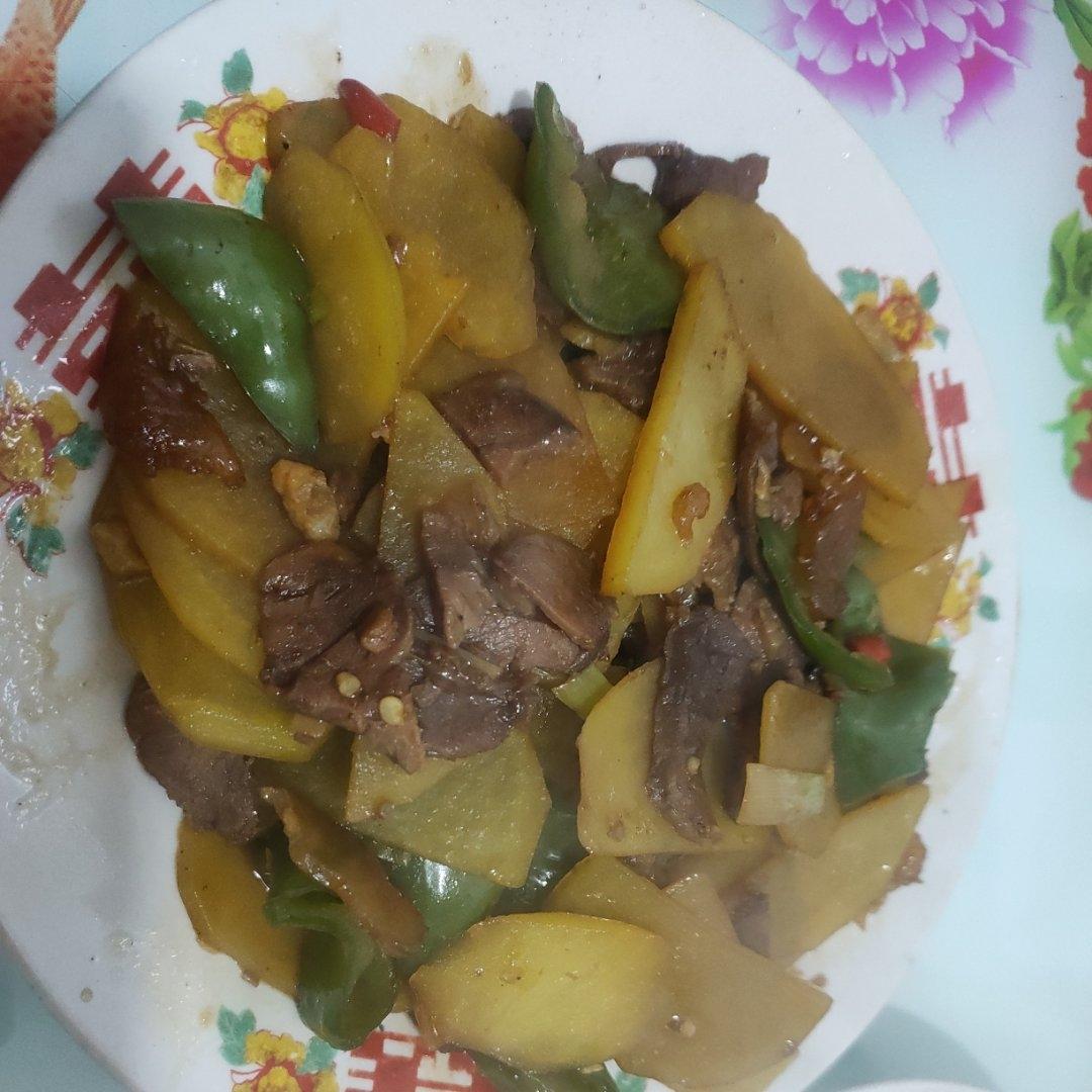 熟牛肉小炒土豆片