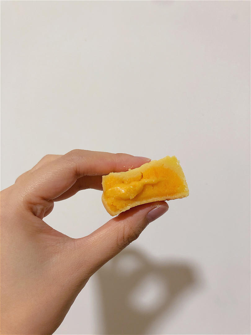 💃奶黄流心月饼——这是可以让你坐稳朋友圈厨霸位置的月饼🥮，没人点赞算我输👎
