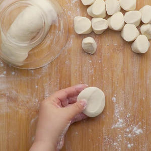 如何制作饺子皮的做法 步骤4