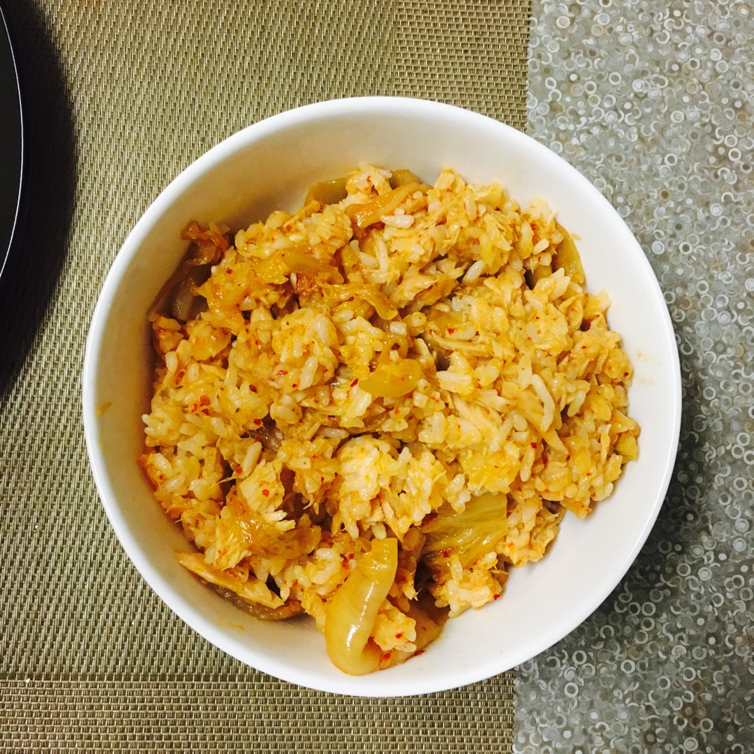 泡菜吞拿鱼（金枪鱼）炒饭—冬天就该来一碗红红火火的炒饭