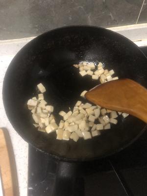 下饭豌豆黄瓜丁炒杏鲍菇的做法 步骤3