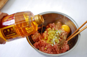 韭菜鲜肉饺子-胡姬花古法小榨花生油的做法 步骤2