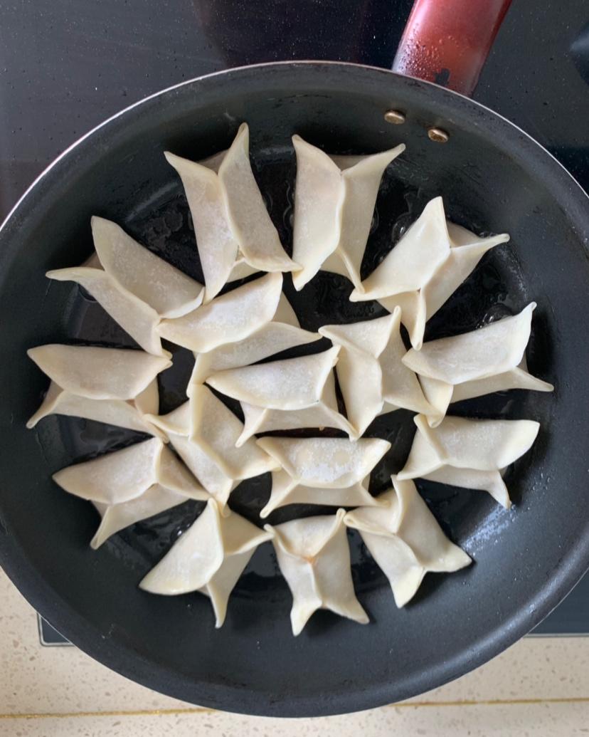 蝴蝶抱蛋煎饺（蝴蝶花样煎饺包法解析）