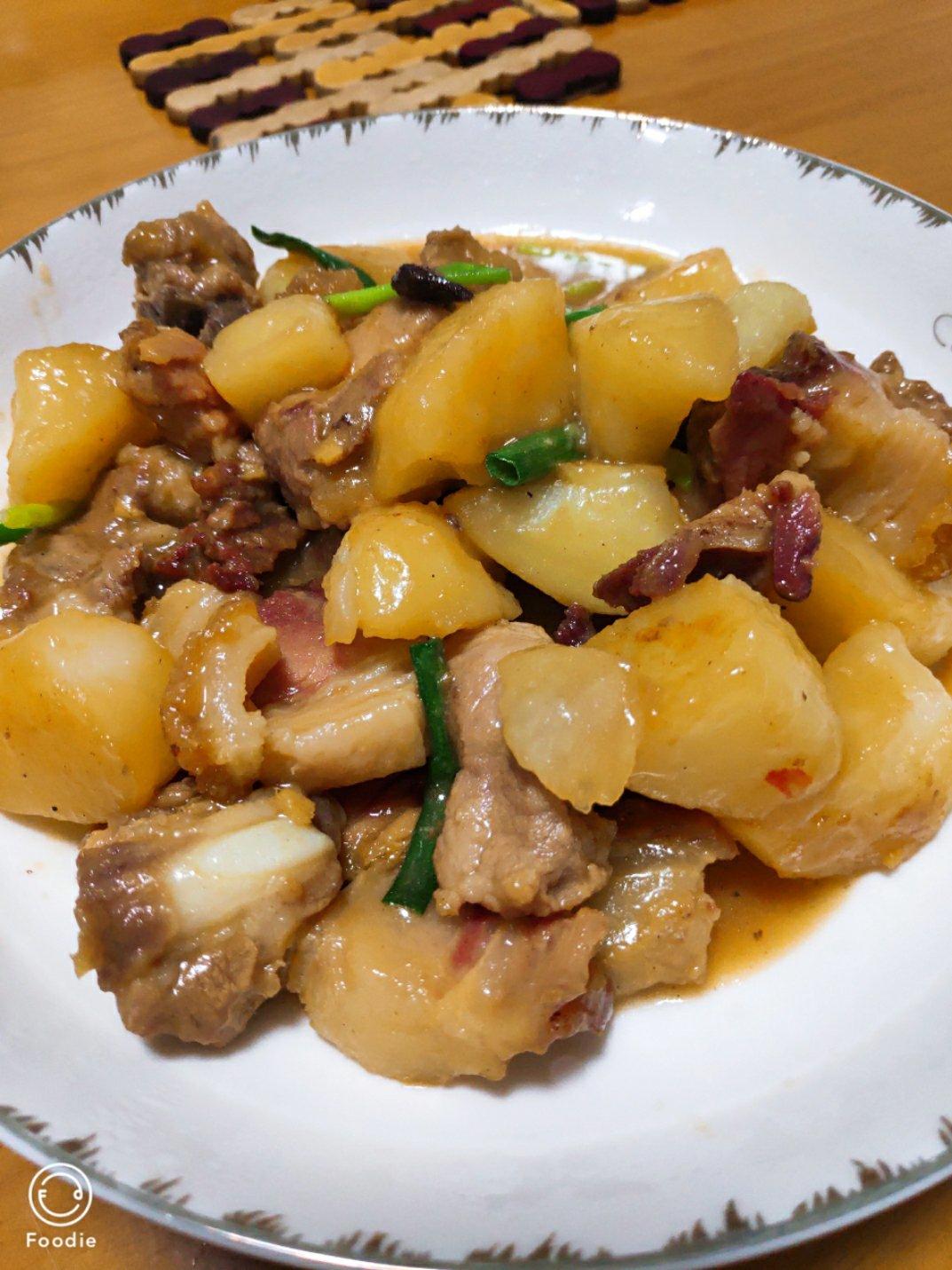 超级下饭的土豆烧排骨