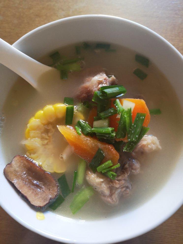 滋补养生 —— 玉米胡萝卜清炖排骨汤🌽