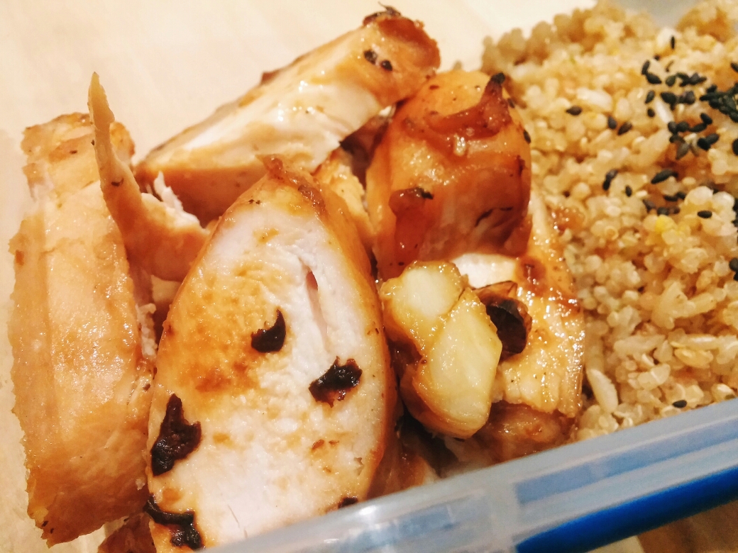 【减脂餐单】秘制蜜汁烤鸡胸 配糙米藜麦饭的做法