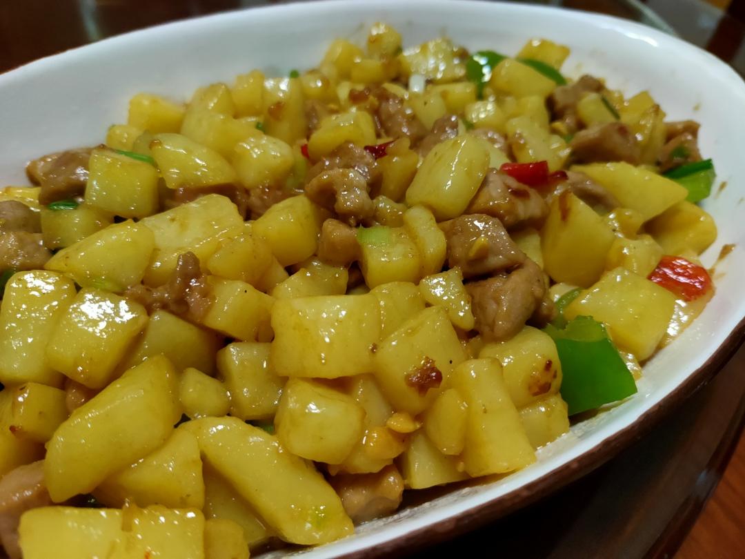 超级好吃简单的土豆丁炒肉