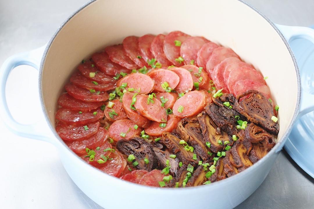 铸铁锅腊肠煲仔饭