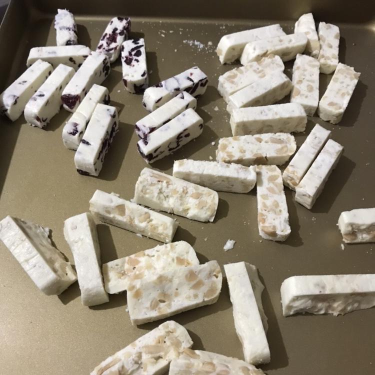 花生牛轧糖-蔓越莓牛扎糖