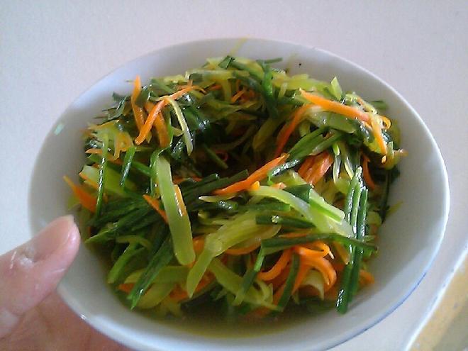 莴笋炒韭菜的做法