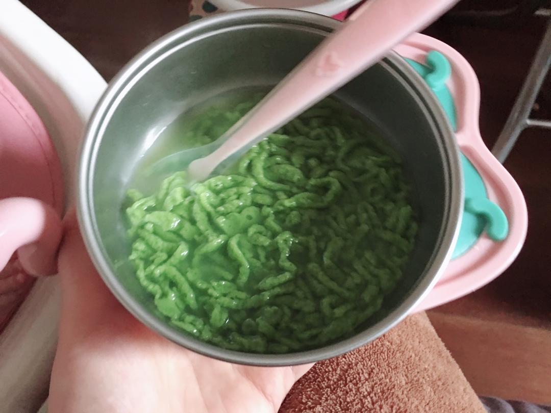 宝宝菠菜鸡蛋面线