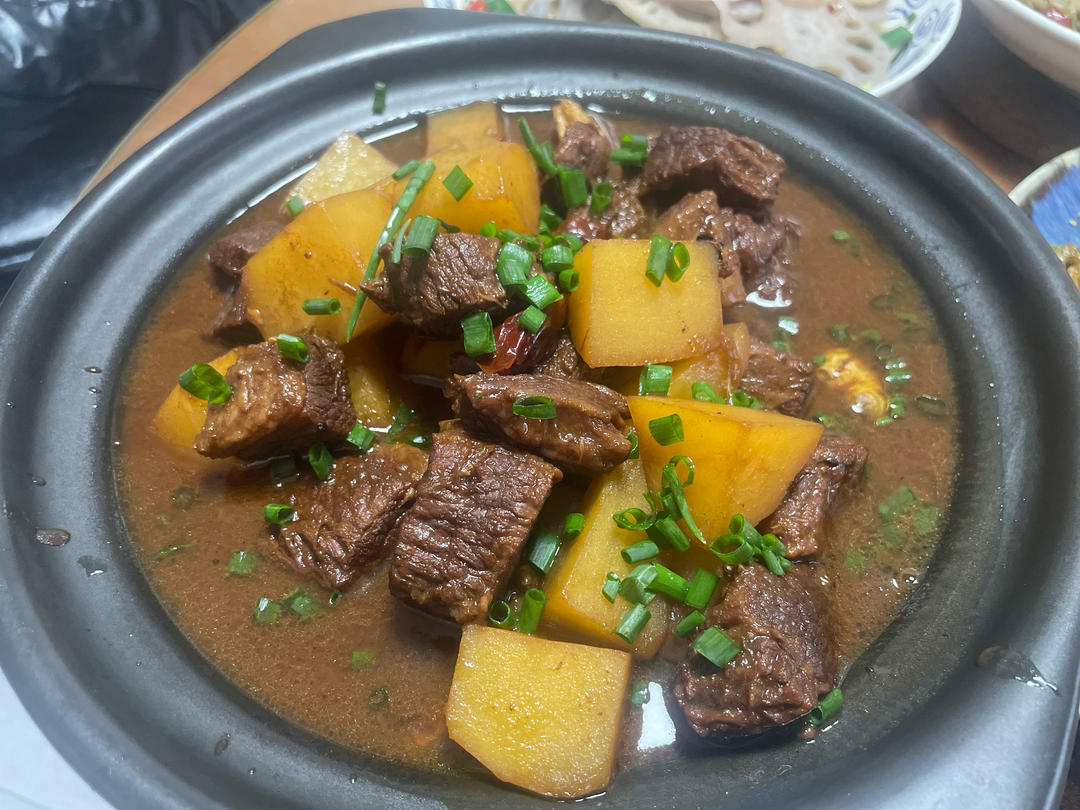 小土豆烧牛肉，红烧牛腩，好吃到舔盘