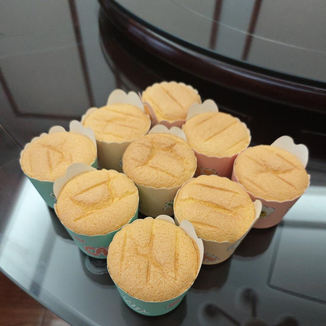 戚风杯子蛋糕^_^不开裂不回缩喔～