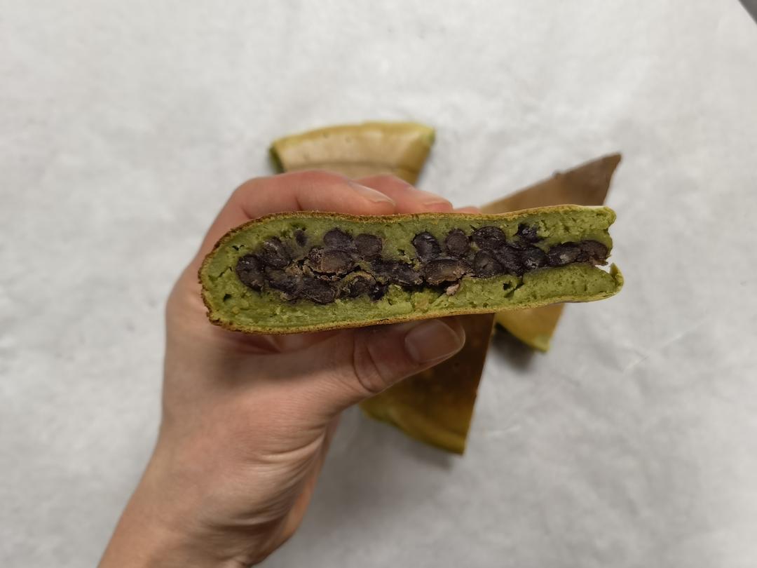 简单快手！搅一搅！煎一下就完成的抹茶红豆松饼！