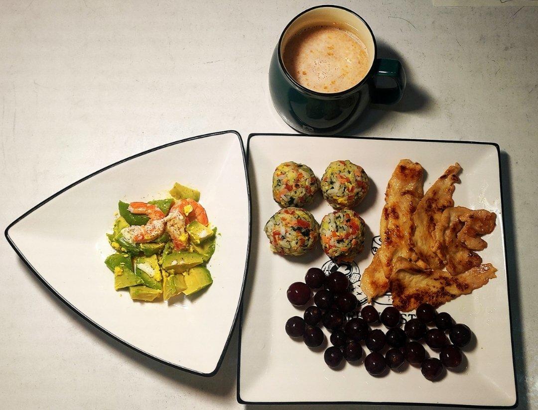 牛油果鸡蛋虾仁沙拉-有颜值的健康早餐（留学必备）