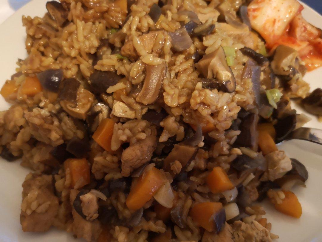 香菇鸡肉焖饭