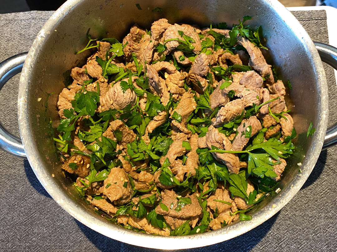 厨师长教你：“香菜牛肉”的家常做法，香嫩鲜辣，下饭一绝