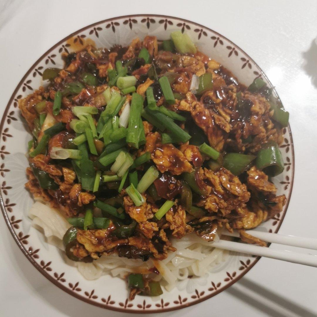 青椒鸡蛋拌面