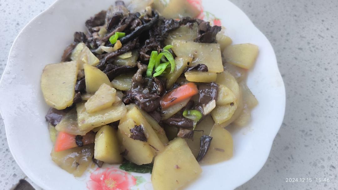 土豆片炒蘑菇