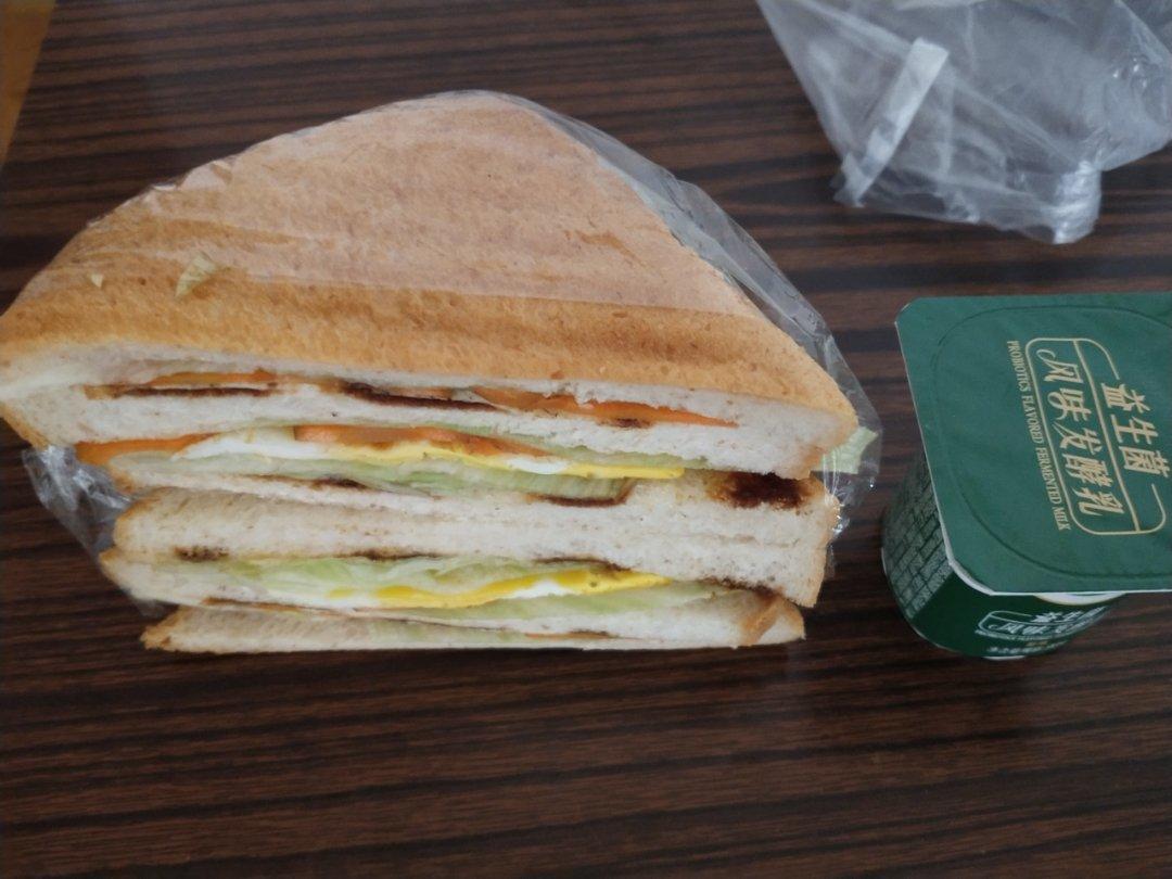 煎蛋火腿全麦三明治