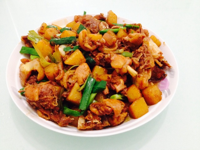 红烧土豆鸡块（海南本地如何妙用芹菜）