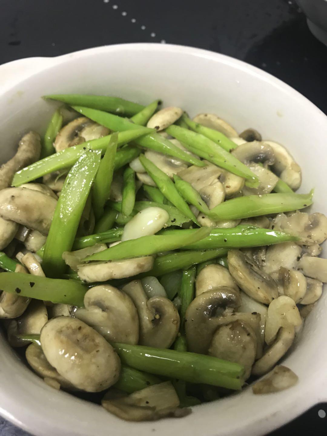芦笋炒蘑菇