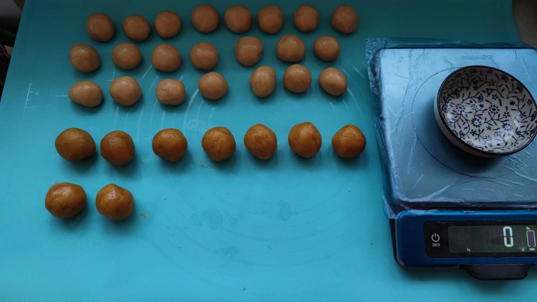 广式月饼—蛋黄莲蓉月饼