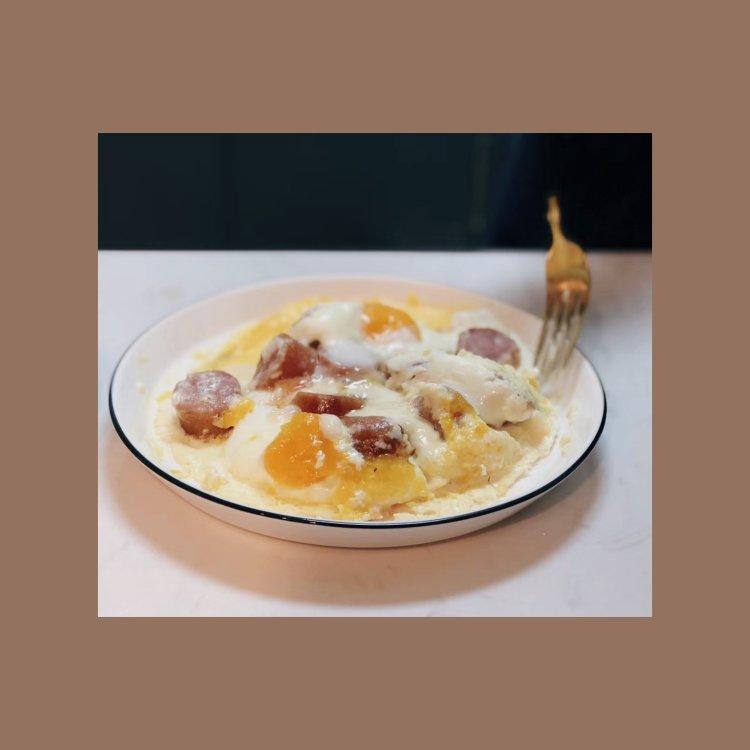 只需摆好材料去微波！惊艳全家的早餐端上桌：香肠奶酪烘蛋