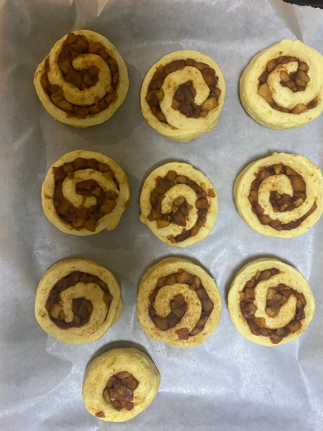 寒冷的冬天，来个「焦糖苹果肉桂卷」吧！