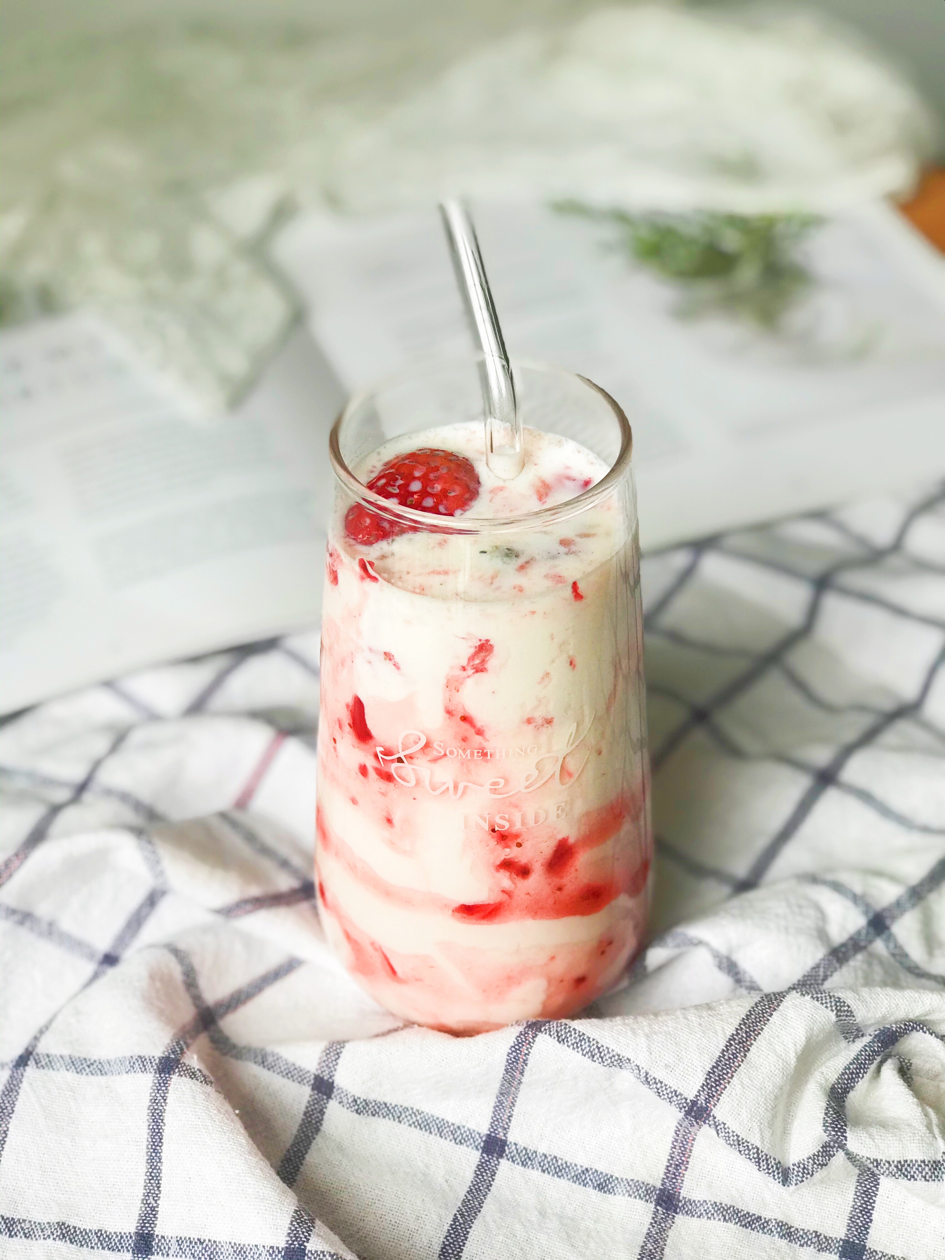 甜草莓牛奶🍓🥛（strawberry milk)的做法