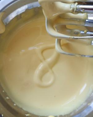 超简单的蛋黄溶豆的做法 步骤3