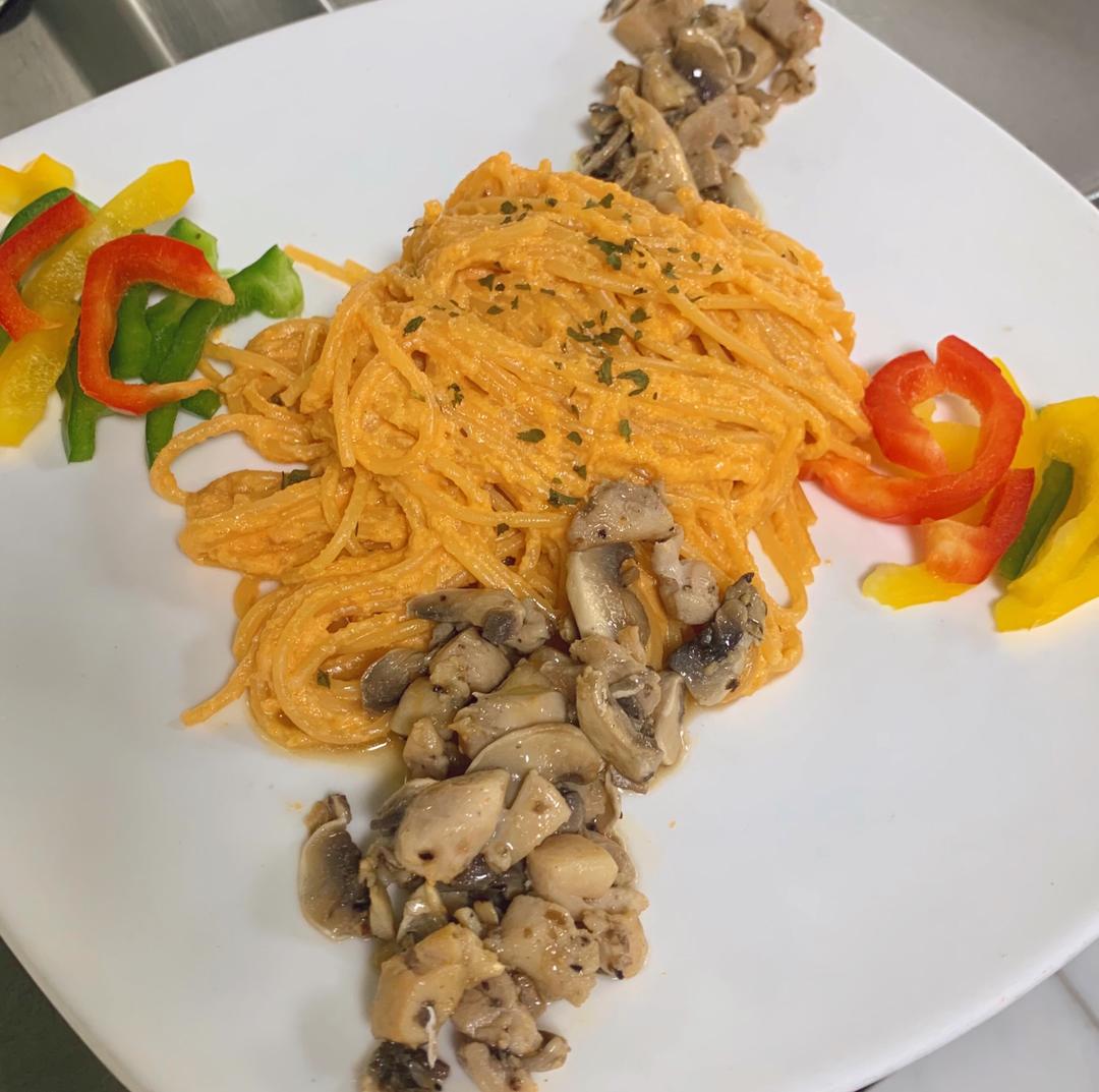 Mushroom Cream Chicken Pasta
蘑菇奶油鸡肉意大利面的做法