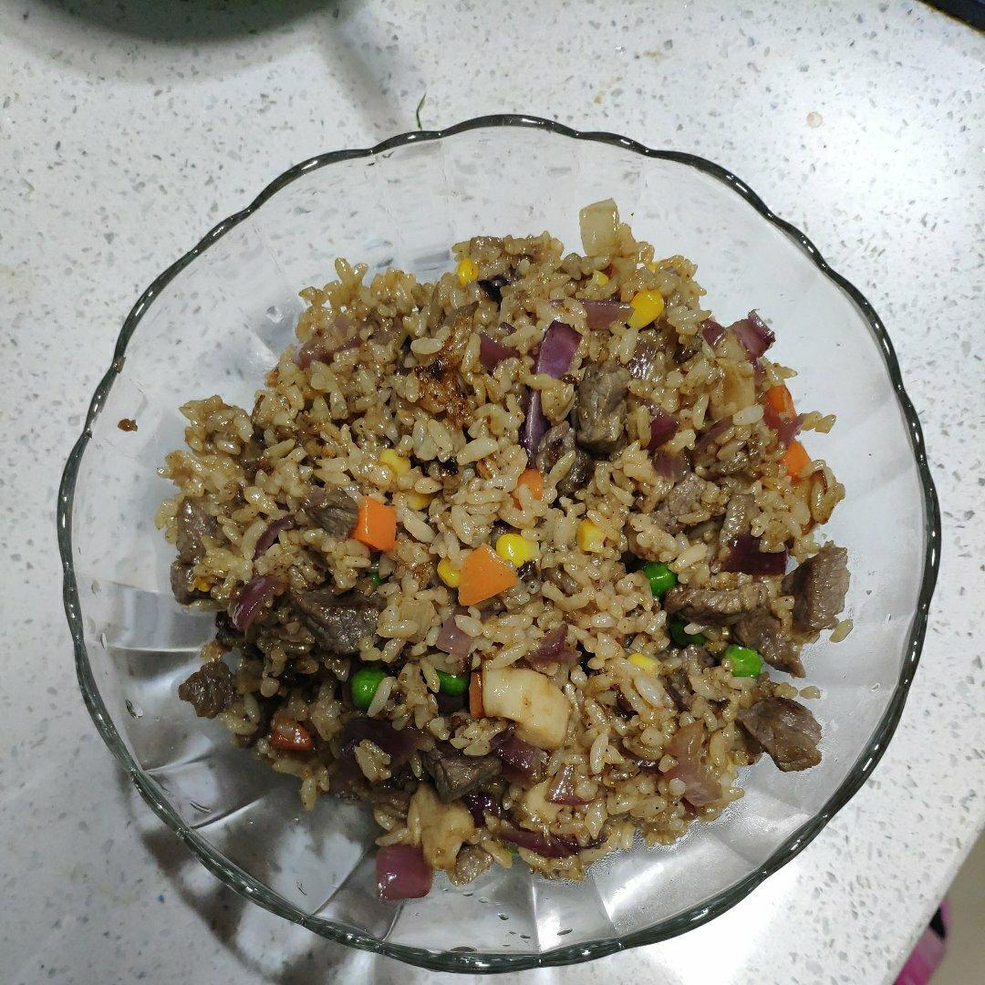 牛肉粒蔬菜炒饭