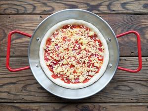 在家自己动手做出美味的红肠蘑菇披萨的做法 步骤11