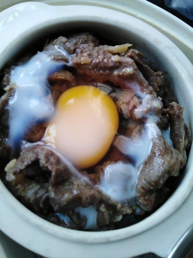 窝蛋牛肉饭