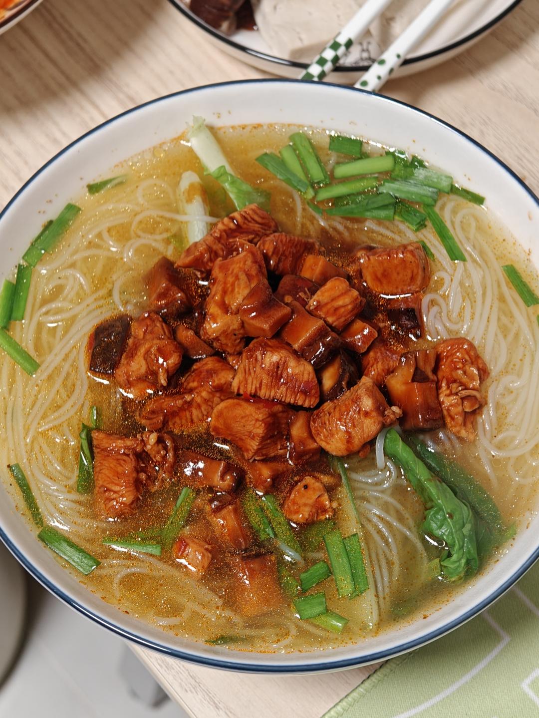 香菇鸡块米线