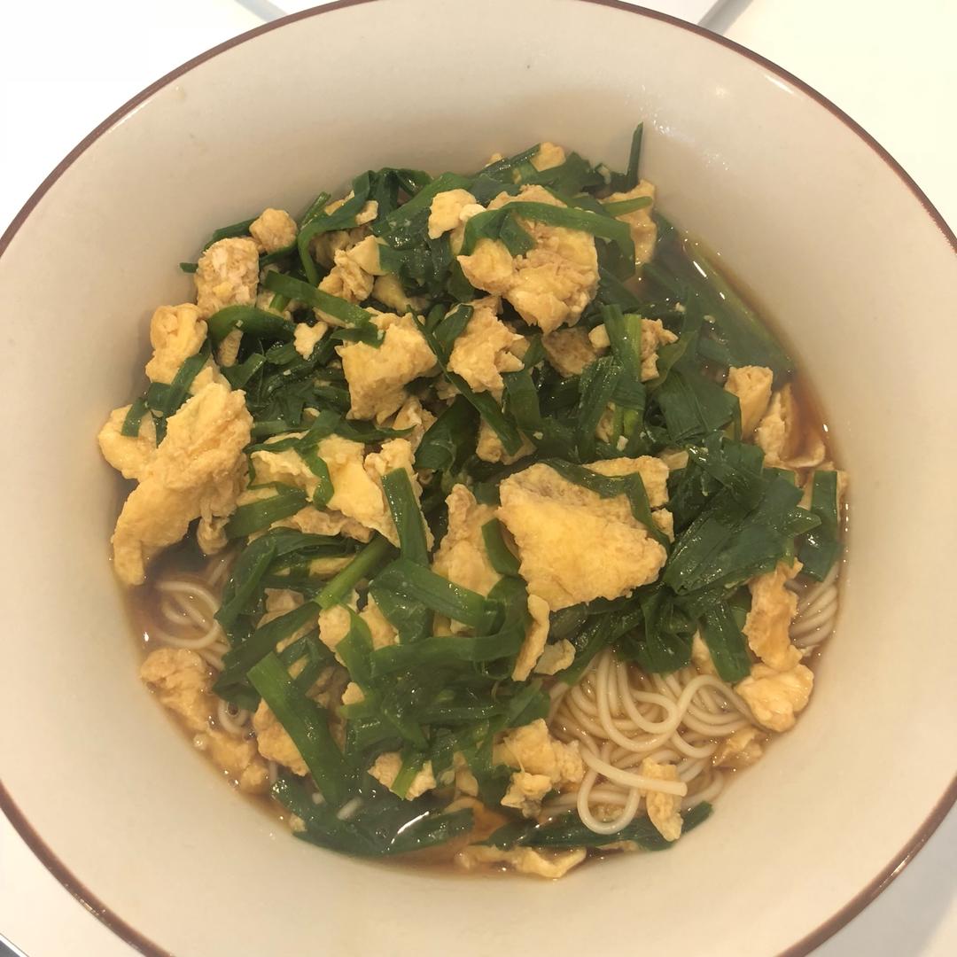 胸针妮妮做的韭菜鸡蛋面