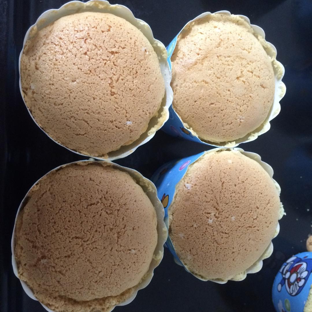 戚风杯子蛋糕^_^不开裂不回缩喔～