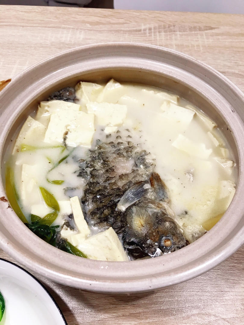 清炖鲫鱼汤 三个关键步骤让你轻松炖出汤浓味鲜色白似奶的鲫鱼汤